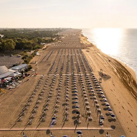 Two- Bedroom Flat With Sea View In Apartmán Bibione