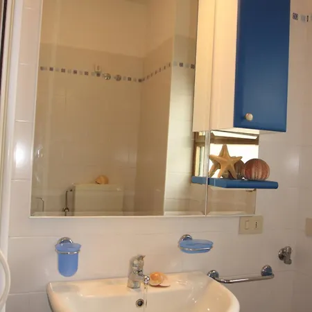 Two-bedroom Flat With Sea View In ביביונה