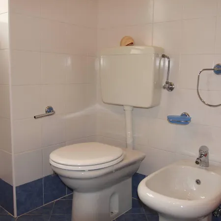 Two-bedroom Flat With Sea View In דירה