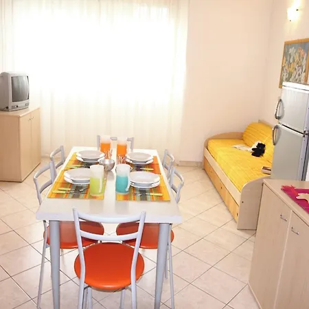 Two-bedroom Flat With Sea View In דירה ביביונה